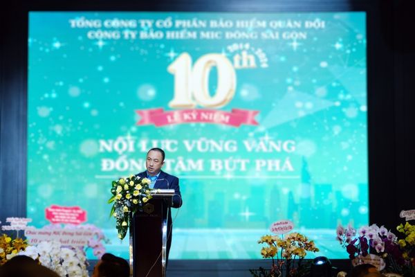 Giam Doc Phat Bieu Jpg